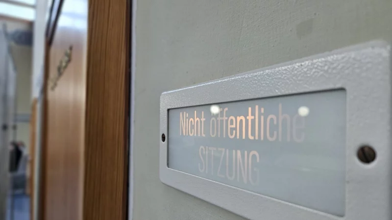 Das Opfer, eine heute 17 Jahre alte Sch&uuml;lerin, sagt vor der Gro&szlig;en Jugendkammer unter Ausschlusss der &Ouml;ffentlichkeit aus. Auch der Angeklagte darf w&auml;hrend der Vernehmung nicht im Saal bleiben. - &copy; Janet K&ouml;nig