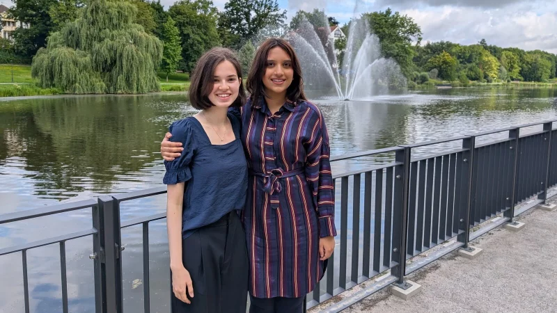 Surya Holzhausen (links) und Fatema Bashir geh&ouml;ren mit ihrem Schnitt von 1,0 zu Bad Salzuflens Top-Abiturientinnen. Die beiden sind seit der Grundschule befreundet, motivierten sich gegenseitig - und werben gemeinsam f&uuml;r ehrenamtliches Engagement. - &copy; Annika Langhagel