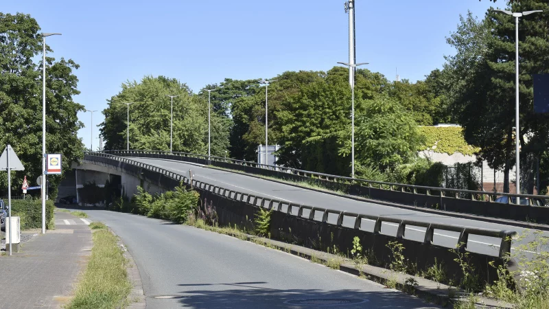 Die Hindenburgstraße neben der Hochbrücke ist in Richtung Bad Salzuflen vorübergehend nicht befahrbar. - © Stadt Lage