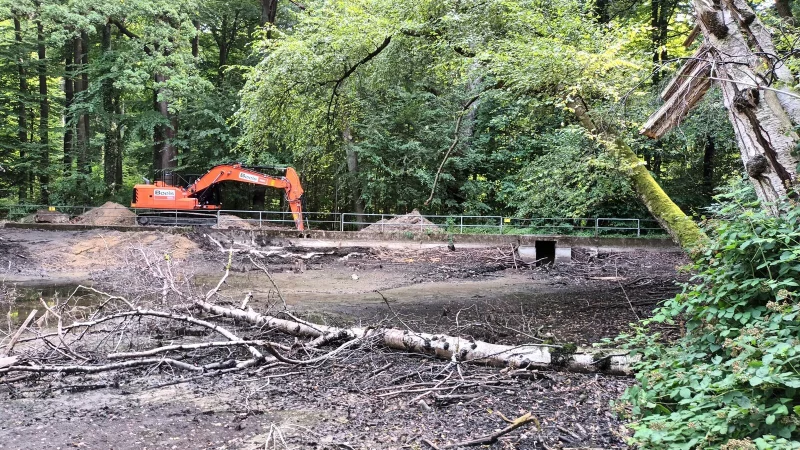 Der zweite Bauabschnitt hat begonnen: Aus dem einst künstlich angestauten Gewässer soll mit der Zeit ein natürlicher Lebensraum entstehen. Das Bauwerk hinten rechts (Mönch) wird vergittert. Foto: Martin Düsterberg - © Martin Düsterberg