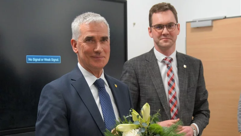 B&uuml;rgermeister Matthias Kalkreuter (rechts) verabschiedete den Ersten Beigeordneten der Stadt Lage, Thorsten Paulussen. - &copy; Stadt Lage