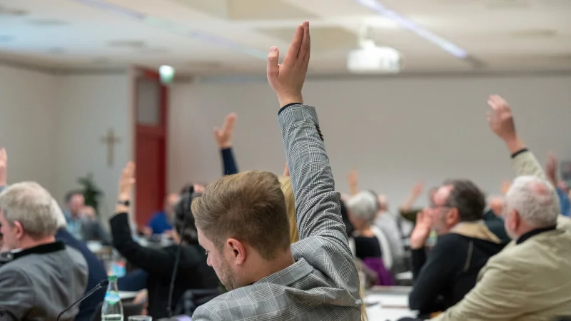 Stadtr&auml;te stimmen w&auml;hrend einer Sitzung ab. Der AfD-Zuwachs ver&auml;ndert in vielen Rath&auml;usern die politische Lage. - &copy; picture alliance/dpa