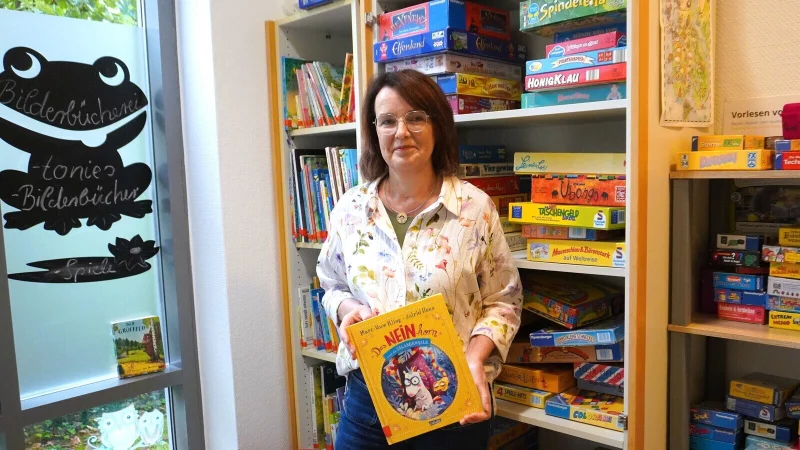 Anne Dawson aus Paderborn ist seit diesem Jahr neue Leiterin der Bücherei in Schlangen. - © Gemeinde Schlangen