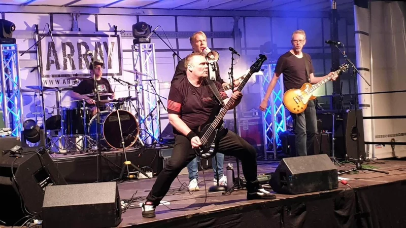 Die Band Array rockt abends die Bühne. - © Bildrechte: Dorfgemeinschaft Wendlinghausen