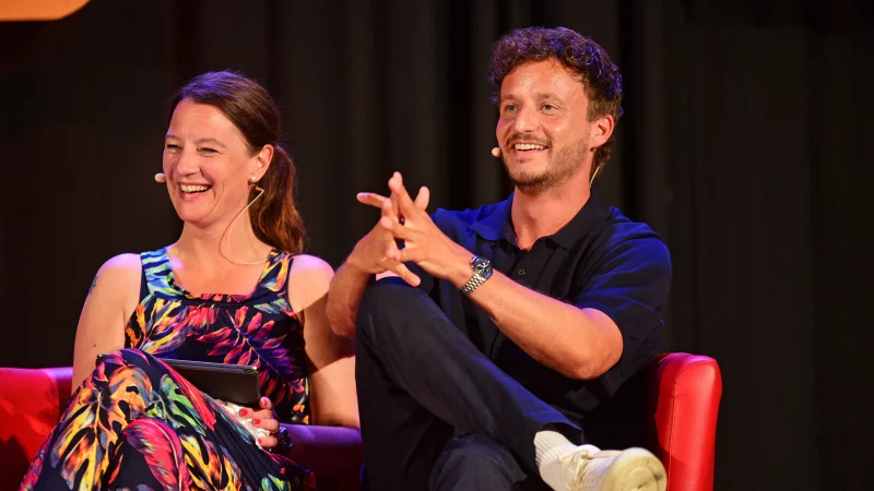 Tommi Schmidt verrät, warum er das Projekt unterstützt. Hier ist er mit Christiane Erhardt bei einem Event in Detmold zu sehen. - © Nicole Ellerbrake