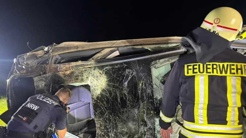 Das Auto blieb auf dem Feld liegen. Die Feuerwehr musste eine eingeklemmte Person befreien. - © Löschzug Bösingfeld