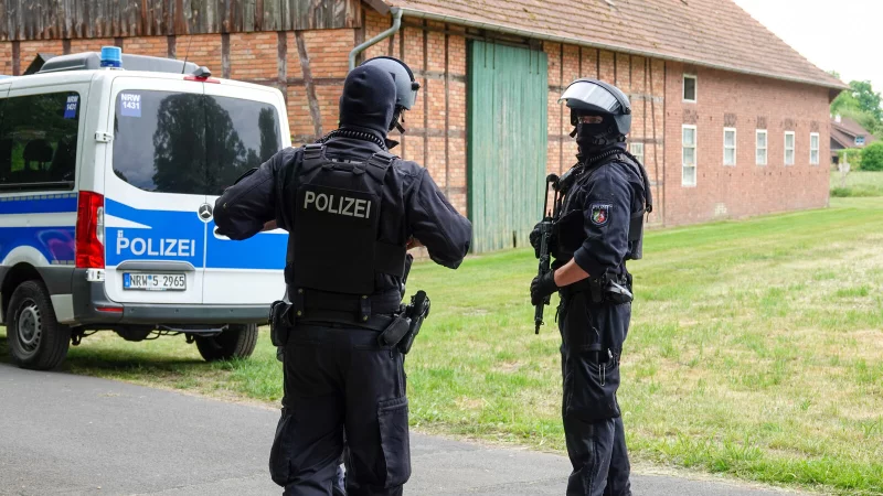 Die Durchsuchungen wurden auch durch Spezialeinsatzkräfte der Polizei unterstützt. - © Symbolbild: Paul Brinkmann