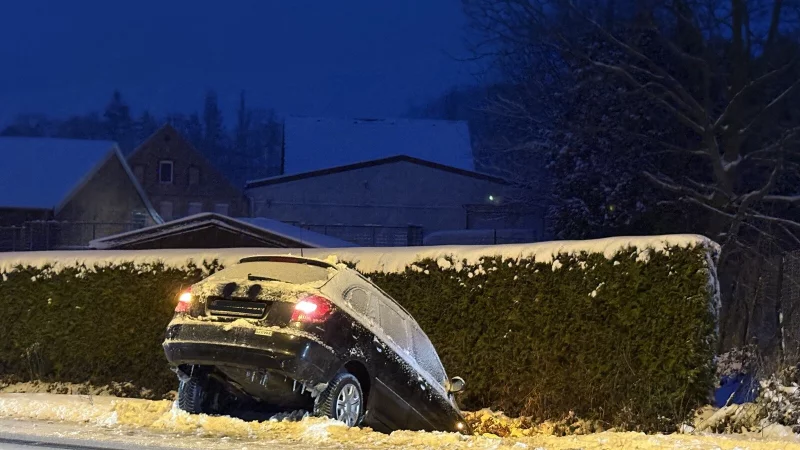 In Bentrup-Lo&szlig;buch war die Stra&szlig;e so glatt, dass der Fahrer eines Skodas im Graben gelandet ist. - &copy; Jan Schillmann