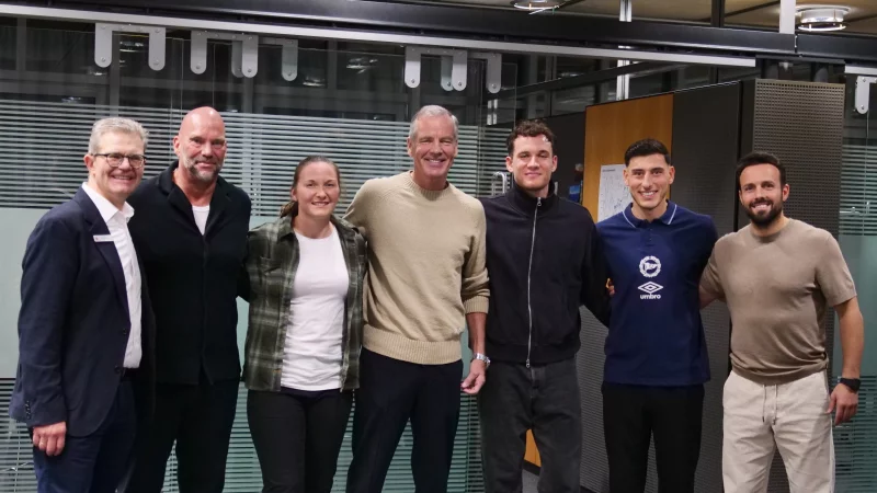 Arnd Paas, Vorstandsvorsitzender der Sparkasse Paderborn-Detmold-H&ouml;xter (von links) und Mario Brink mit Melanie Veith, Henry Maske, Constantin M&ouml;stl, Stefano Russo und Ralf Kettemann. - &copy; J&ouml;rg Hagemann