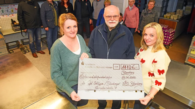 Sabrina Werner (links) und Vicky Page &uuml;bergaben den Scheck an Pastor Hermann Donay. - &copy; Nicole Ellerbrake