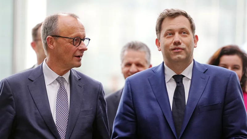 Bundeskanzler Friedrich Merz und Finanzminister Lars Klingbeil erhalten erste Warnungen aus den Bundesländern. - © Kay Nietfeld/dpa