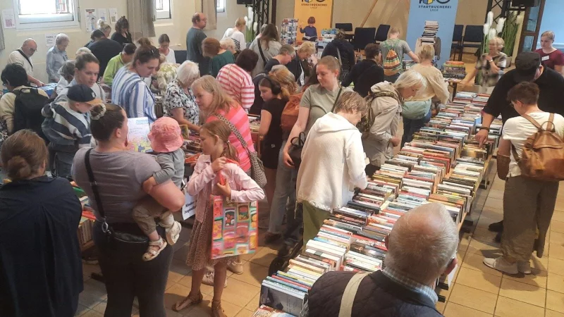 Der Bücherflohmarkt ziehe viele Interessenten an. - © Förderverein Stadtbücherei