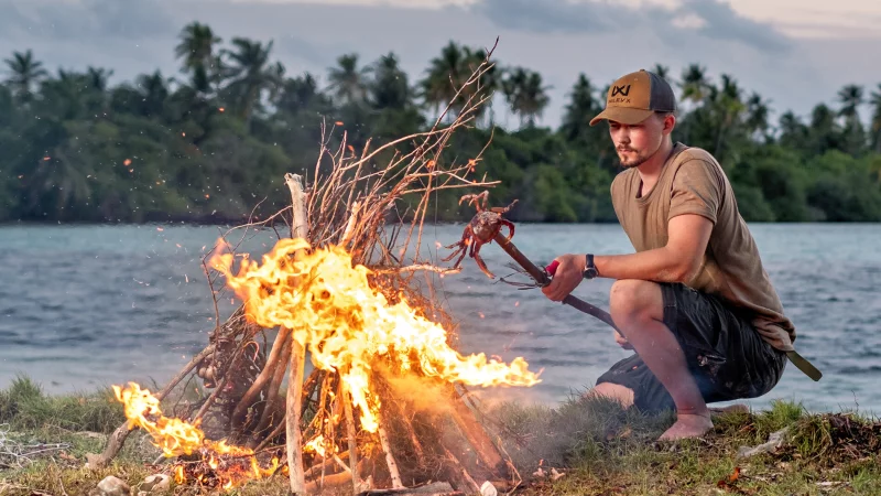 Damit er sein Projekt dokumentieren konnte, kam an einem Tag ein professioneller Fotograf auf eine der Inseln. Ansonsten war Alexander Maksimov f&uuml;r sieben Tage auf sich allein gestellt. - &copy; Alexander Maksimov