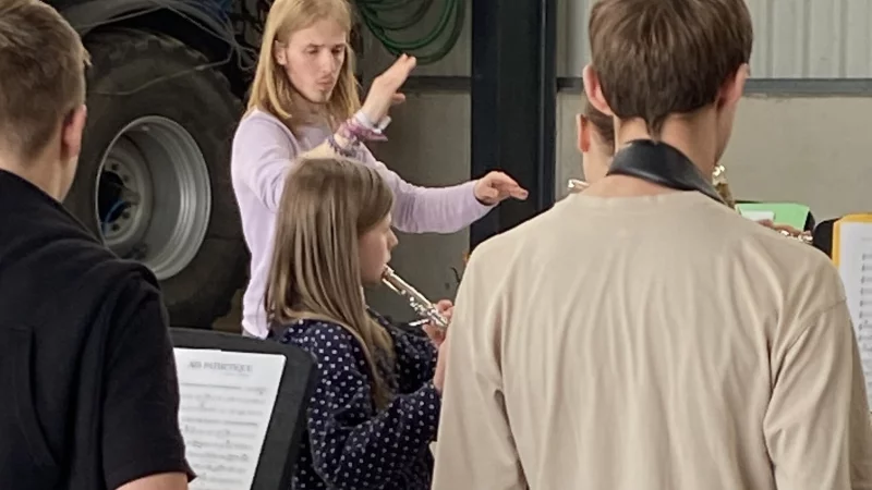 Probe in der Maschinenhalle: Das Lemgoer Schülerblasorchester Atü, hier unter Leitung von Luis Engelhardt, testet den Ort für das große Benefizkonzert. - © Rotary Club Lemgo