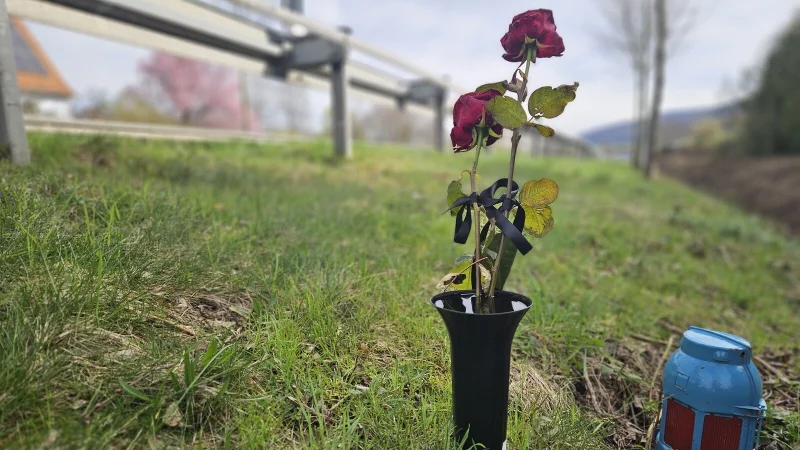 Blumen und eine Kerze erinnern an den t&ouml;dlichen Unfall vom 7. M&auml;rz auf der Umgehungstra&szlig;e in L&uuml;gde. Ein 54-J&auml;hriger ist hier gestorben, weil sich ein anderer Mann (29) das Leben nehmen wollte. - &copy; Janet K&ouml;nig