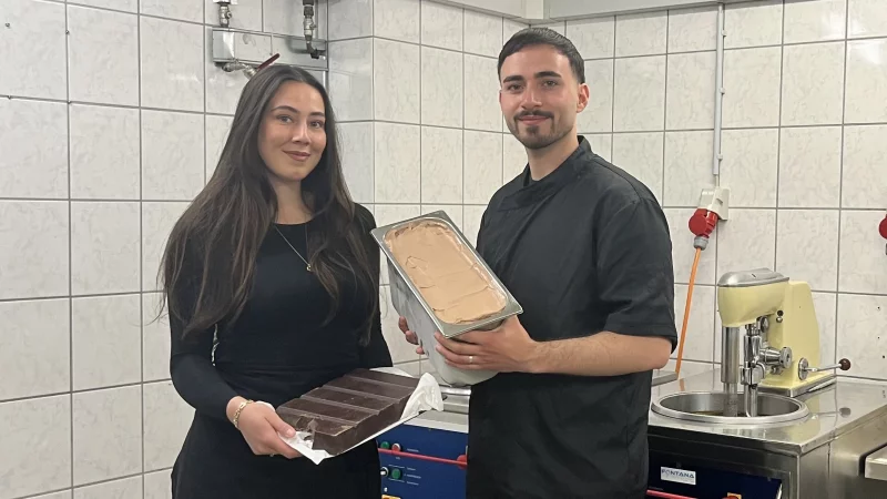 Die Inhaber des Steinheimer Eiscafés Rialto Acelya Afra Toscani-Bozkurt (l.) und Recep Berk Bozkurt geben exklusive Einblicke hinter die Kulissen ihrer Eistheke. - © Dana Johanna Stoll