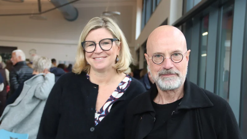 Das regnerische Wetter sei genau richtig f&uuml;r eine Lesung, meinte Buchh&auml;ndlerin Cerrin Wehrmann-Ristau (links), als sie Christian Berkel in der Heinz-Sielmann-Schule begr&uuml;&szlig;te.
Fotos: Knut Dinter - &copy; Knut Dinter
