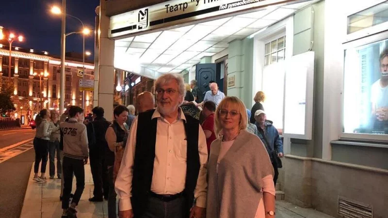 Dieter Werner und Elena Samoylova vor einem Theater in Moskau. - &copy; Bildrechte: Dieter Werner