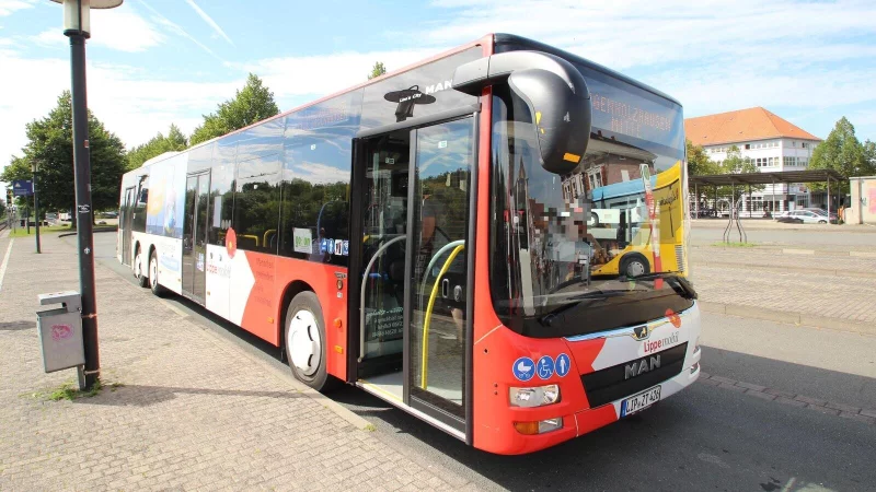 Gute Nachricht: Die Klagen aus den lippischen Busunternehmen &uuml;ber zu wenig Fahrpersonal werden leiser. Das Archivfoto entstand am Bahnhof Lemgo. - &copy; Jens Rademacher