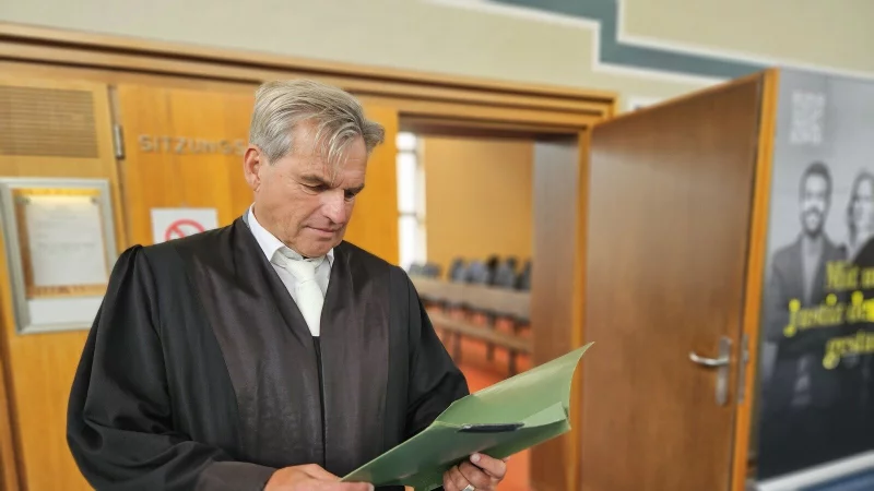 Rechtsanwalt Manfred Masuhr hat für seine Mandantin, die 32-jährige Kanzlei-Mitarbeiterin, Revision eingelegt. "Ich halte das Urteil für falsch", sagt der Verteidiger aus Detmold. - © Janet König