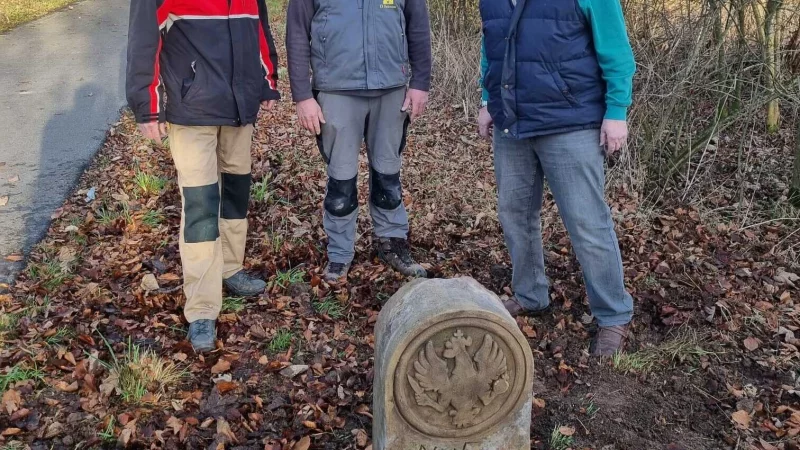 Hans-Georg Hartmann (von rechts) vom Verein, Steinmetz
Ferlemann und Ulrich Opel vom Verein zeigen den Grenzstein. - &copy; Bildrechte: Heimatverein Schieder