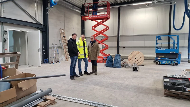 D&ouml;rentrups Feuerwehrchef Christoph Ungermann, Mike Wittsieker vom Fachbereich Bauen und Umwelt der Gemeinde sowie B&uuml;rgermeister Friso Veldink stehen in der k&uuml;nftigen Fahrzeughalle. - &copy; Nadine Uphoff