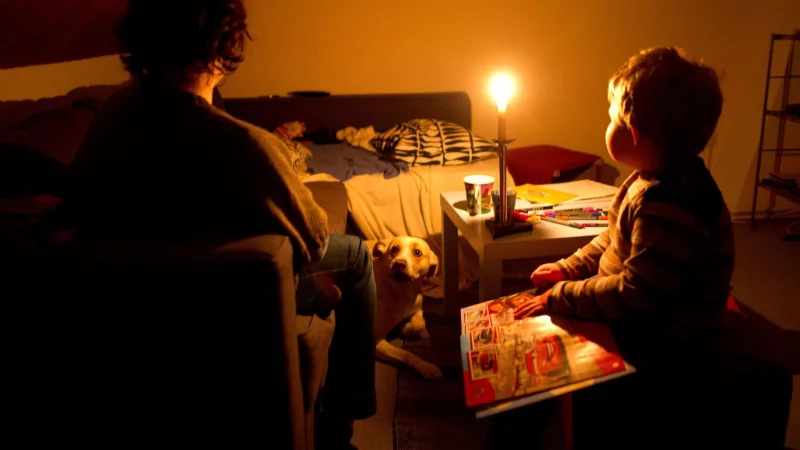 Symbolbild einer Familie, die im Dunkeln sitzt. So ging es einigen Berlinern in den vergangenen f&uuml;nf Tagen. - &copy; Julian Stratenschulte/dpa