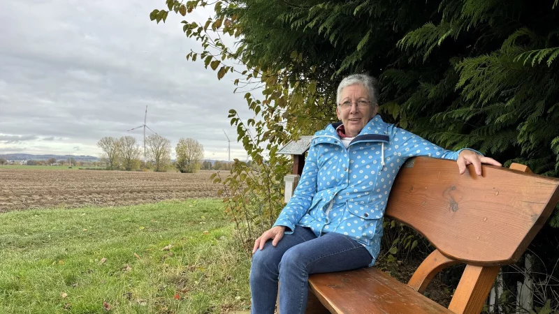 Gisela St&ouml;cker liebt es, auf der Bank hinter der G&auml;rtnerei Br&uuml;schke in Hagen ihren Gedanken freien Lauf zu lassen. - &copy; Sandra Castrup
