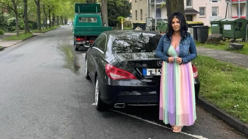 Ziemlich genau an dieser Stelle ereignete sich der Vorfall im April 2023 in der Bismarckstraße. Für ein Foto hat sich Simone Fierus vor ihrem neuen Auto noch einmal dorthin gewagt. MT-Foto: - © Patrick Schwemling