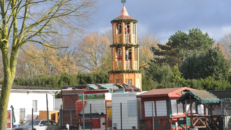 Schon jetzt ein Blickfang: Die Weihnachtspyramide nahe der B61 in H&ouml;he Isselhorst ist kaum zu &uuml;bersehen. Ab Freitag beginnt ihr Aufbau auf dem Berliner Platz in G&uuml;tersloh - &copy; sport/presse/foto D&uuml;nh&ouml;lter