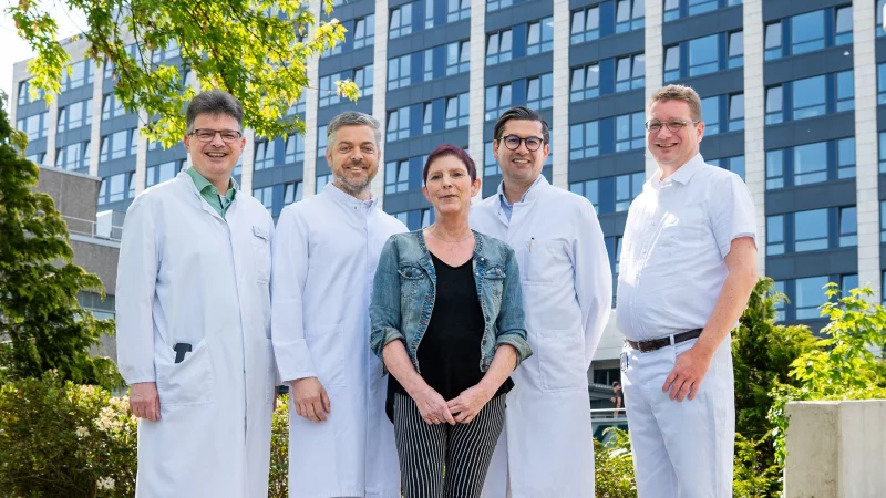 Viola Kronsbein (Mitte) und ihr Behandlungsteam: (v.l.) Thorsten Pohle, Ernst W. Kolbe, Andreas Krieg und Robert Brauer - © KKHB