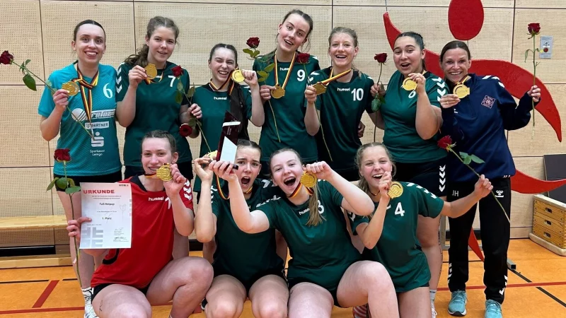 Riesenjubel bei den Schülerinnen der TuS Helpup. Korbfrau und Spielführerin Anna Horenburg (unten links) präsentiert die Urkunde. - © TuS Helpup