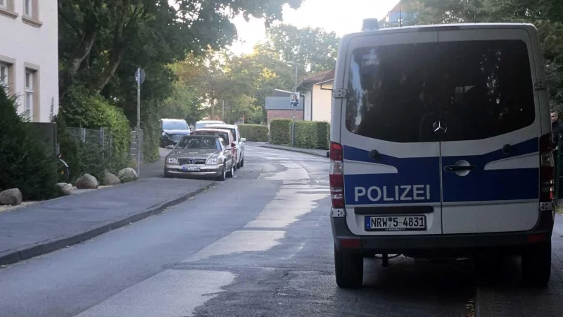 Einsatzfahrzeuge der Polizei stehen am Montagmorgen in der Georg-Weerth-Stra&szlig;e. - &copy; Janet K&ouml;nig