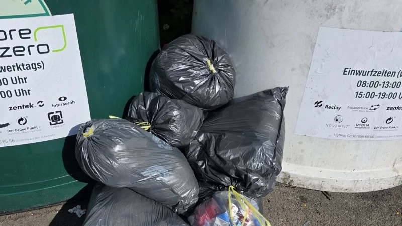 Regelmäßig werden graue Säcke gefüllt mit benutzen Windeln für Erwachsenen an Glascontainern in Horn-Bad Meinberg entsorgt. - © Stadt Horn-Bad Meinberg