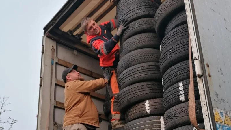 Die Helfer beladen den Sattelschlepper mit Hilfsgütern für die Ukraine. - © Klaus Kröker