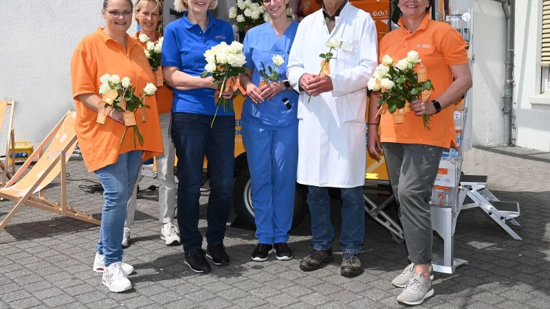 Patinnen des Netzwerks Organspende NRW bedanken sich bei Friedhelm Bach, ärztlicher Transplantationsbeauftragter im EvKB, und Dorina Zeiger, pflegerische Transplantationsbeauftragte im EvKB, für ihren Einsatz für die Organspende. - © Mario Haase