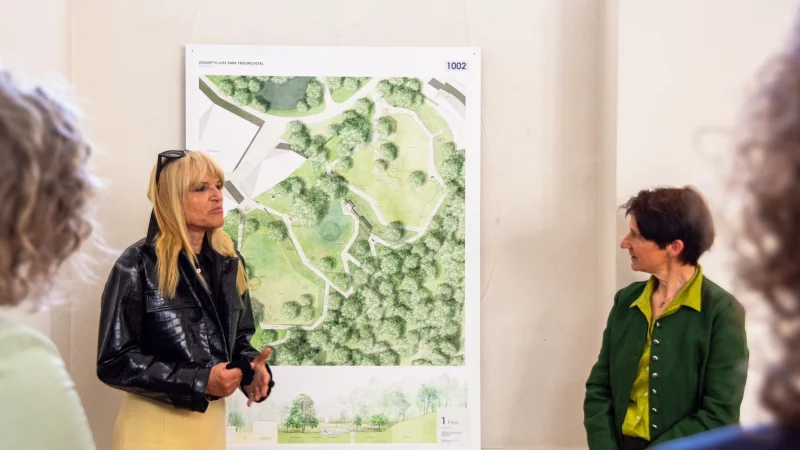 LWL-Kulturdezernentin Dr. Barbara Rüschoff-Parzinger (links) und die Direktorin des LWL-Freilichtmuseums Detmold, Dr. Marie Luisa Allemeyer, stellen im Detmolder Rathaus den Siegerentwurf für den Zukunfts-Lustpark Friedrichstal. vor. - © Raphael Bartling