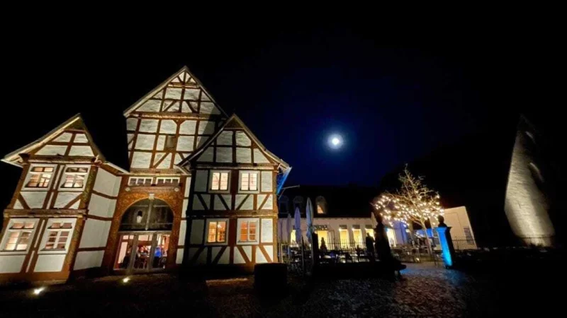 Perfekt in Szene gesetzt hat Leserin Katrin den Supermond im Freilichtmuseum in Detmold. - &copy; Leserfoto: Katrin