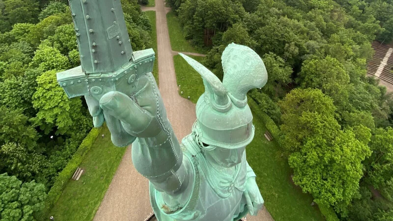 Der Hermann aus der Vogelperspektive. Er hat schon so viel kommen und gehen sehen; er würde die Pläne für sein direktes Umfeld wohl mit einer gewissen Gelassenheit betrachtet. Andere sind da vor Mittwoch schon aufgeregter. - © Landesverband Lippe