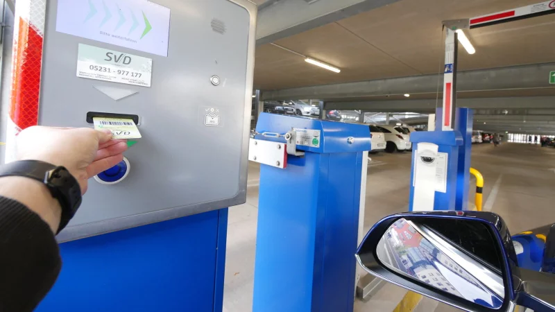 Das halbrunde schwarze Kameraauge an der Schranke scannt beim Einfahren ins Parkhaus am Finanzamt das Autokennzeichen. Wer mag, kann sein Nummernschild mit der Gelben Bonuskarte des Stadtverkehrs (SVD) verknüpfen. und muss künftig gar nichts mehr tun. Solange Guthaben auf der Karte ist, geht die Schranke beim Ein- und Ausfahren einfach auf. - © Jost Wolf