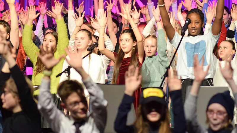 Die 93 S&auml;ngerinnen und S&auml;nger der gegen&uuml;ber dem Vorjahr noch einmal angewachsenen Chor-AG I des Niklas-Luhmann-Gymnasiums nehmen ihr Publikum bei ihren beiden Weihnachtskonzerten auf eine spannende Zeitreise mit. - &copy; Karin Prignitz