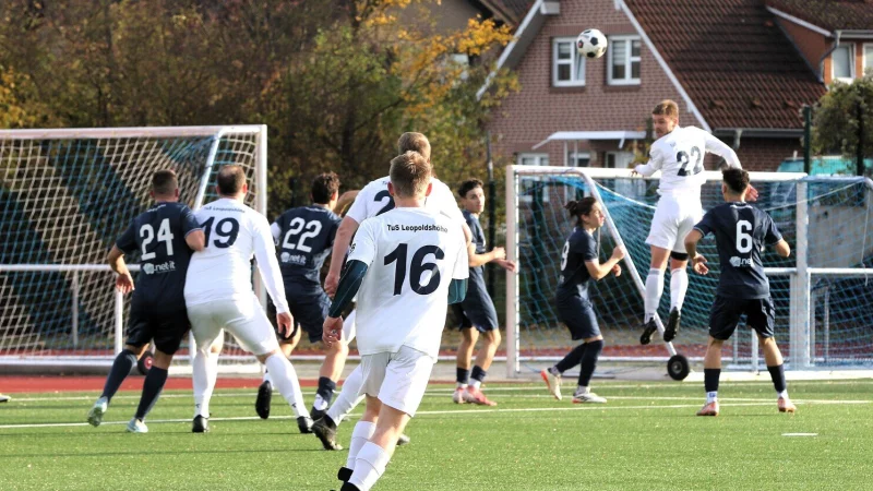 Eckball-Gefahr durch den TuS Leopoldsh&ouml;he, doch am Ende springt nichts Z&auml;hlbares heraus. - &copy; Oliver K&ouml;nig