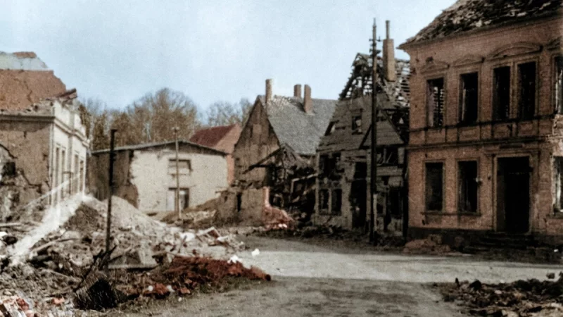Wer kann diese Geb&auml;ude in Lage (vermutlich um 1945) identifizieren? (Repro) - &copy; Soppa und Jacobs