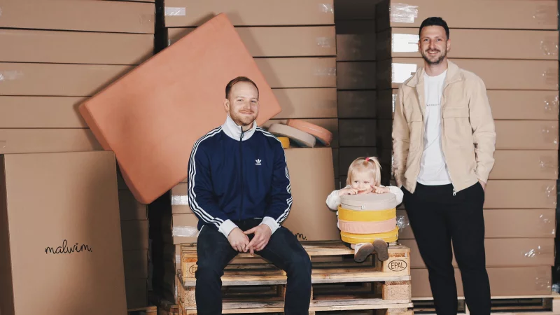 Marvin Burmeier (links) und Marcus Baumgartner (mit Tochter Carla) wollen mit ihren Produkten unter dem Label "MALWIM" Kinder gl&uuml;cklich machen, - &copy; MALWIM