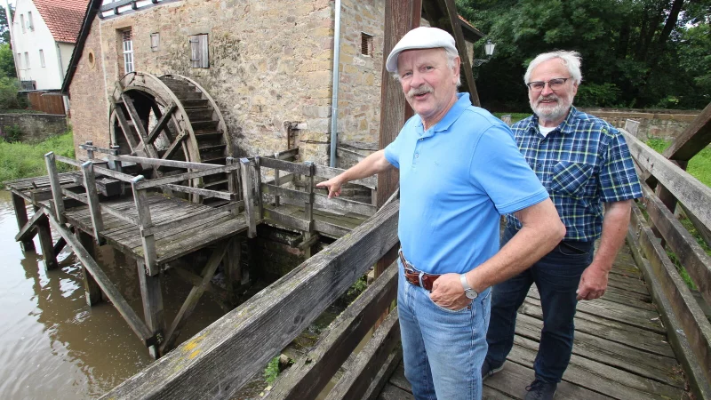 Franz Rikels (links) vom Alt-Lemgo-M&uuml;hlenteam und Vereinsvorsitzender Dr. Hans-Otto Pollmann haben sich vergangenes Jahr daf&uuml;r stark gemacht, dass das Wasserrad der &Ouml;lm&uuml;hle am Schloss Brake erneuert wird. - &copy; Jens Rademacher/Archivfoto
