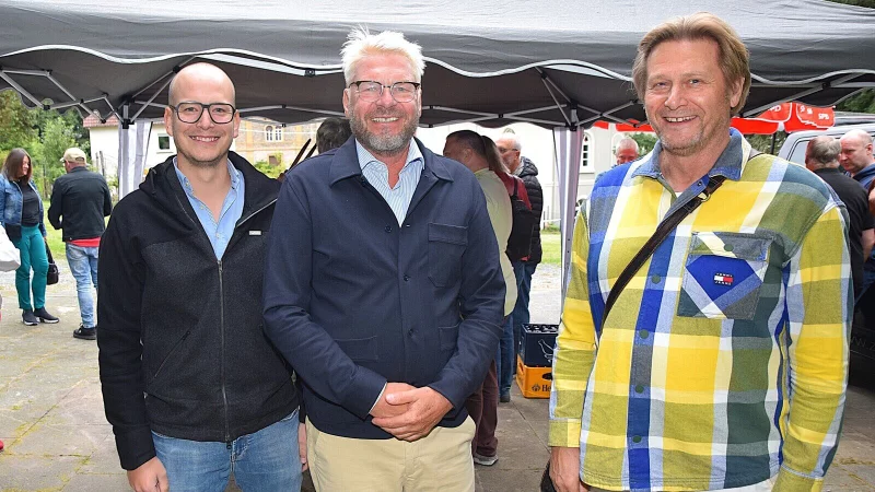 Sebastian Bunte vom MVZ Bielefeld-Brake (links) und Günter Weigel (rechts) von der Investorengemeinschaft Weigel, Somberg, Brechmann informieren im Weberpark auf Einladung von Peter Heepmann (SPD, Mitte) über Herausforderungen und Perspektiven. - © Karin Prignitz