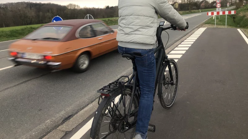 Nun geht es los: der Radweg nach Fissenknick wird in Angriff genommen. - © Martin Hostert