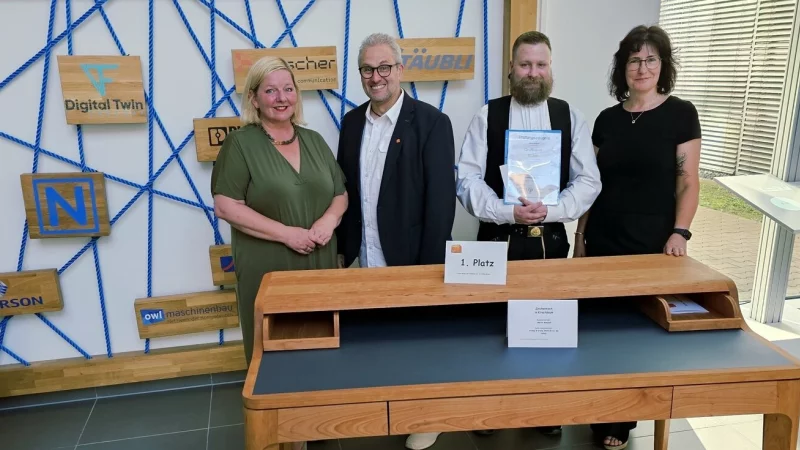 Gewinner von "Die gute Form" ist in diesem Jahr der Zeichentisch von Merlin Margraf (Zweiter von rechts), der klassisches Handwerk mit sehr hohen technischen Anforderungen verbindet. Mit ihm freuen sich (von links) Andrea Hegerbekermeier, Christian Schmidt und Evelyn Geise. - &copy; Kreishandwerkerschaft Paderborn-Lippe/Kronsbein