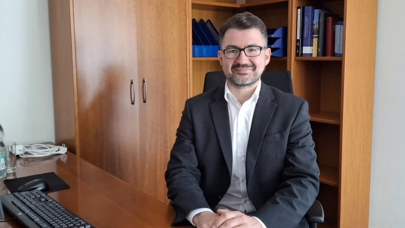 Christian Sauter an seinem neuen Arbeitsplatz. Schon zwei Tage nach der Stichwahl hat er sein Büro im Rathaus bezogen. - © Gemeinde Extertal