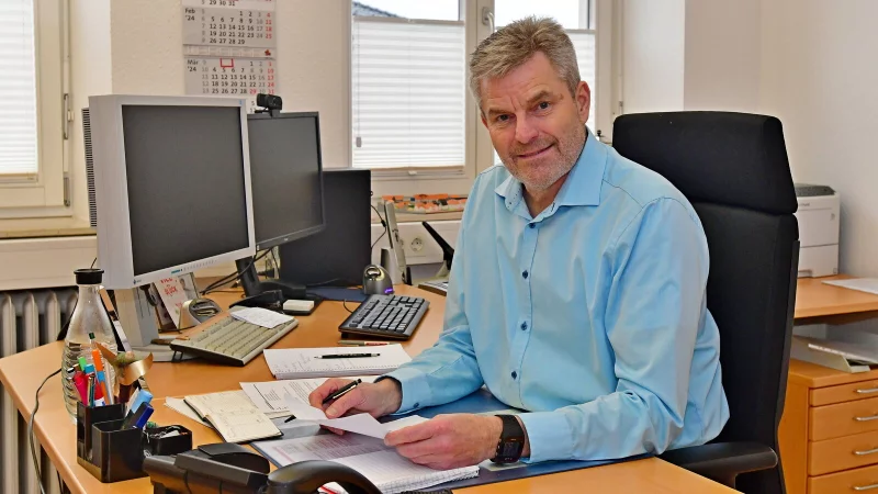 B&uuml;rgermeister Dirk Becker an seinem Arbeitsplatz, den er jetzt r&auml;umt. Immer wieder musste er L&ouml;sungen wegen der schwierigen Haushaltslage der Bergstadt finden, das gilt auch k&uuml;nftig noch. Foto: Gunter Held - &copy; Gunter Held